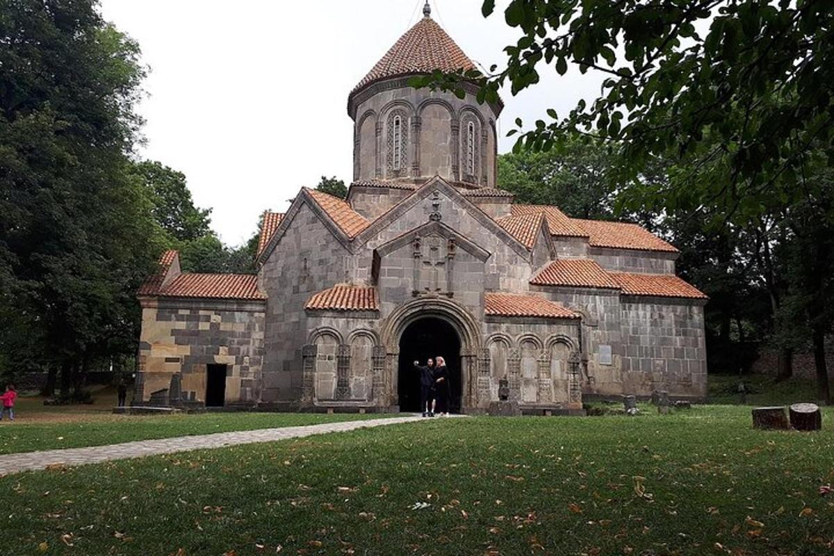 parkta saat kulesi olan eski bir taş kilise