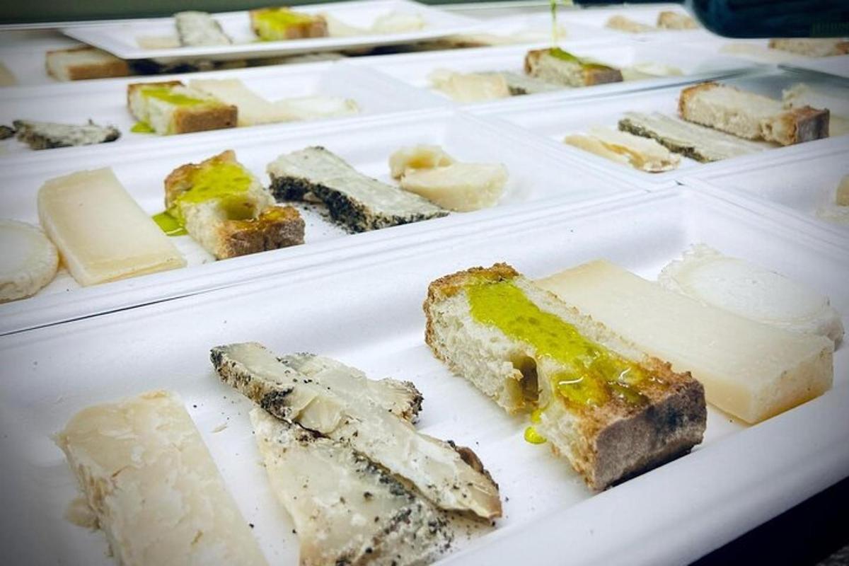ένα σωρό διαφορετικά είδη τυριών σε λευκά πιάτα