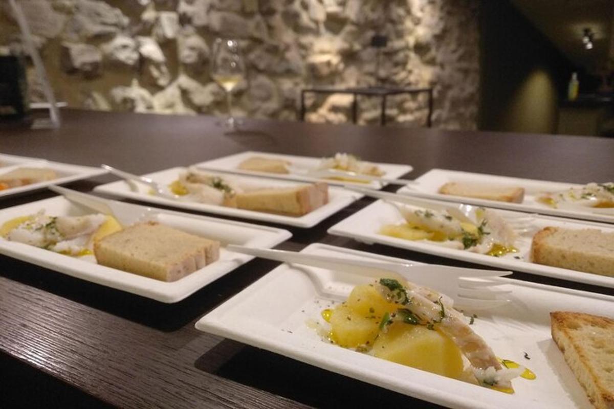 桌子上摆着几盘食物