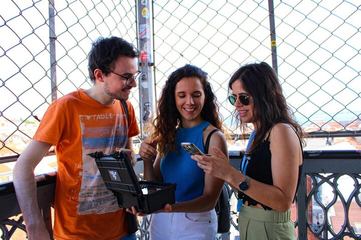 een groep van drie mensen die naar een mobiele telefoon kijken