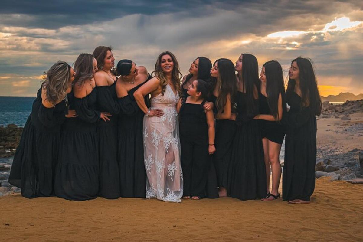 Grupa kobiet pozujących do zdjęcia na plaży