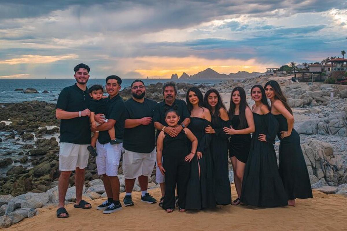 um grupo de pessoas posando para uma foto na praia