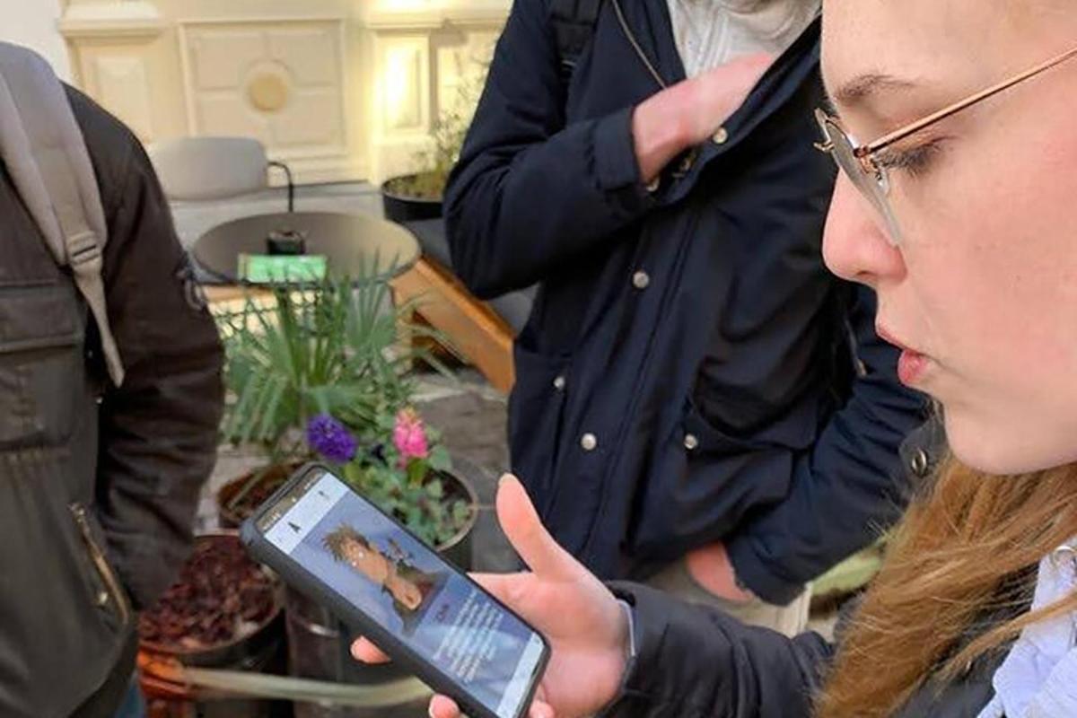 žena se dívá na mobilní telefon