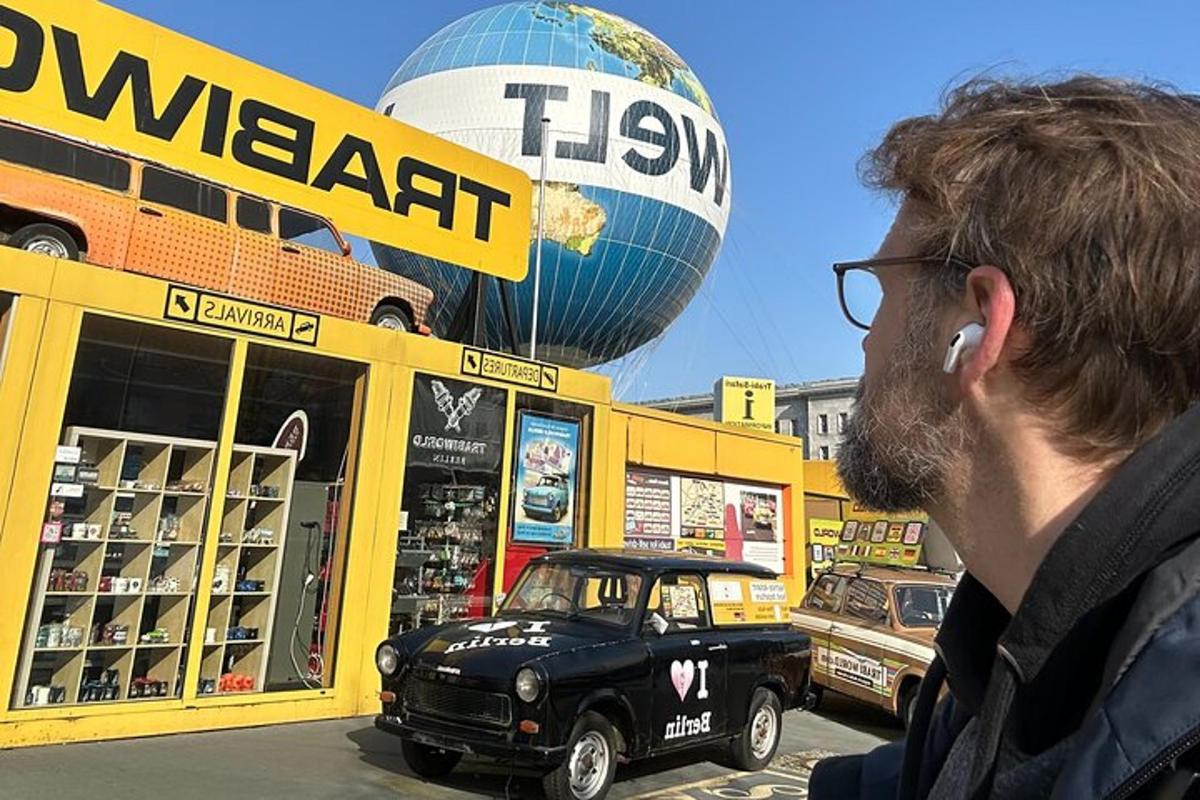 Mees vaatab poe ees vana autot