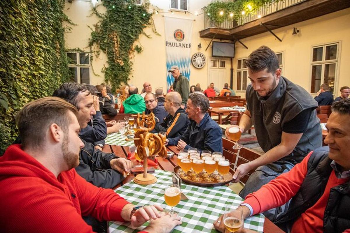 skupina lidí sedících u stolu s pivem
