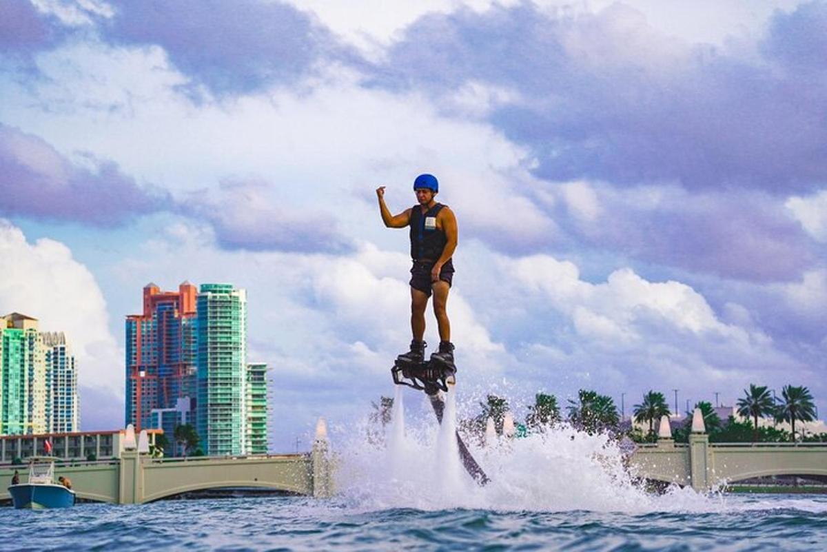 mees vees oleva wakeboardi peal