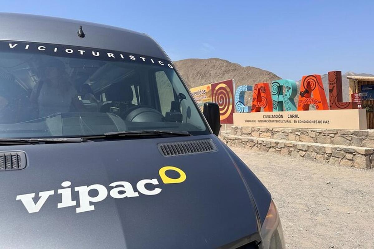 Ένα φορτηγό Ups παρκαρισμένο μπροστά σε μια πινακίδα