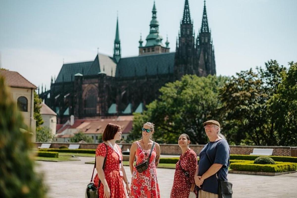 skupina lidí stojící před katedrálou