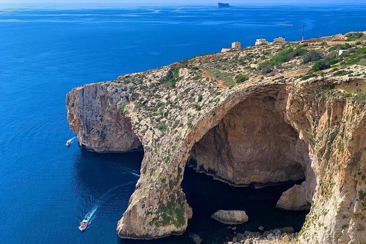 un arc al costat d'un penya-segat
