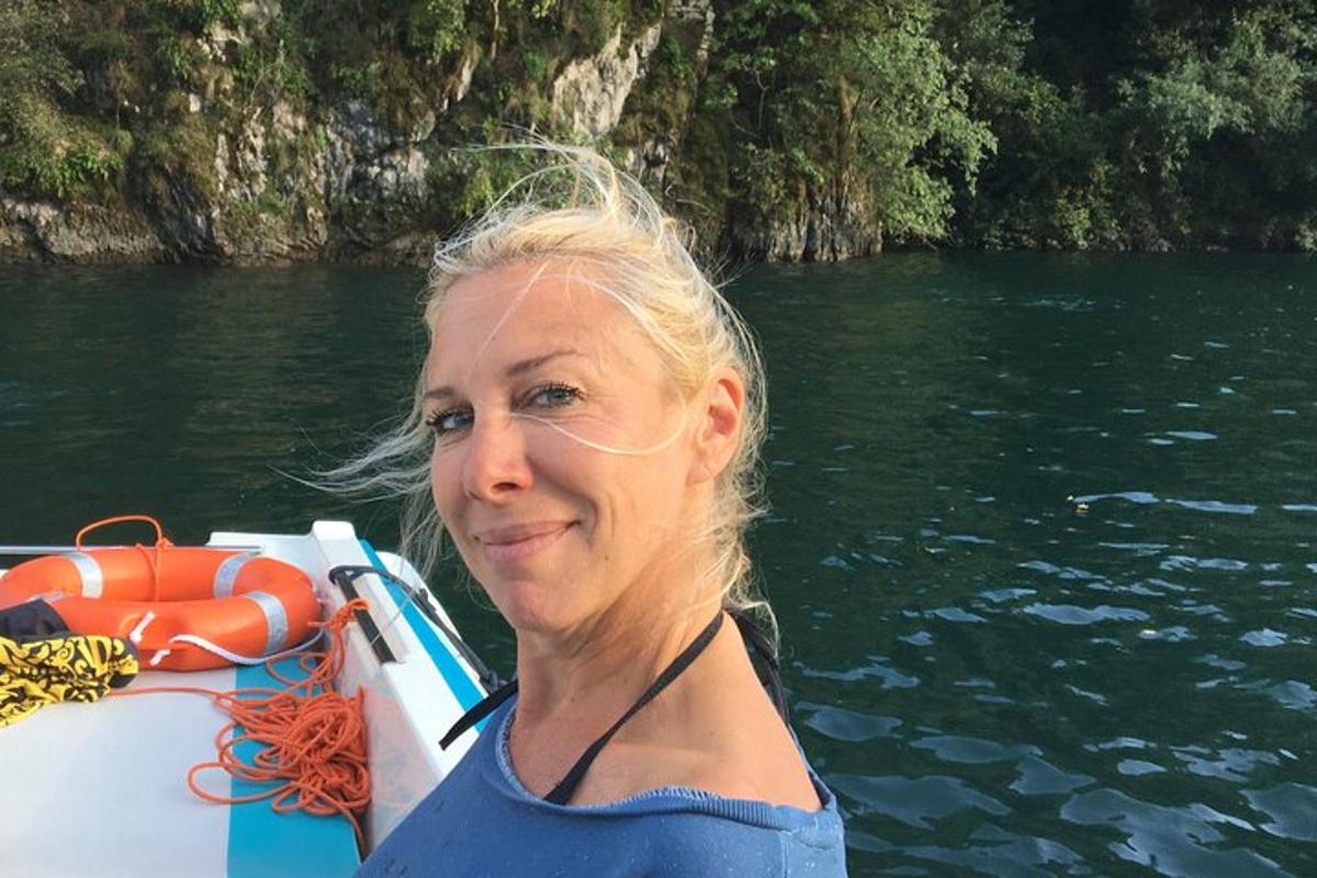 eine Frau auf einem Boot im Wasser