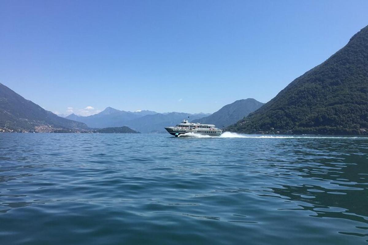 ein Boot auf einem großen Gewässer mit Bergen
