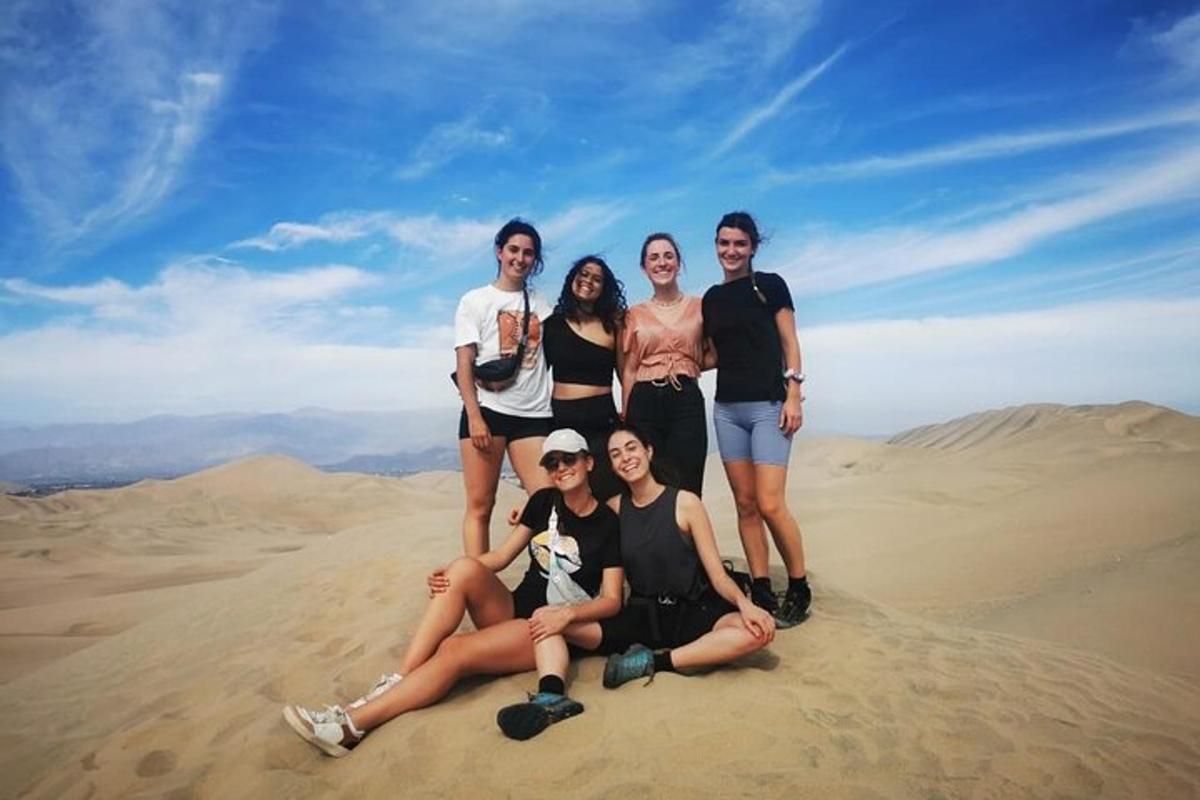 un gruppo di persone in posa per una foto nel deserto