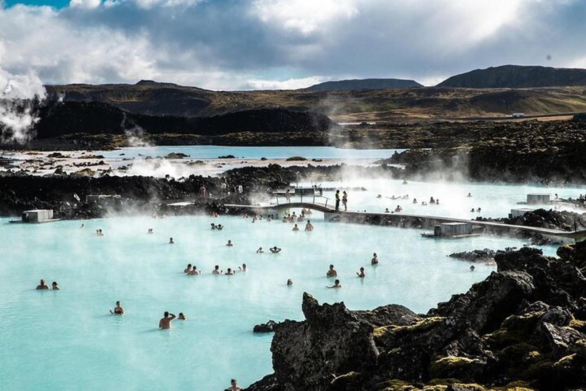 un gruppo di persone che nuotano nella laguna blu