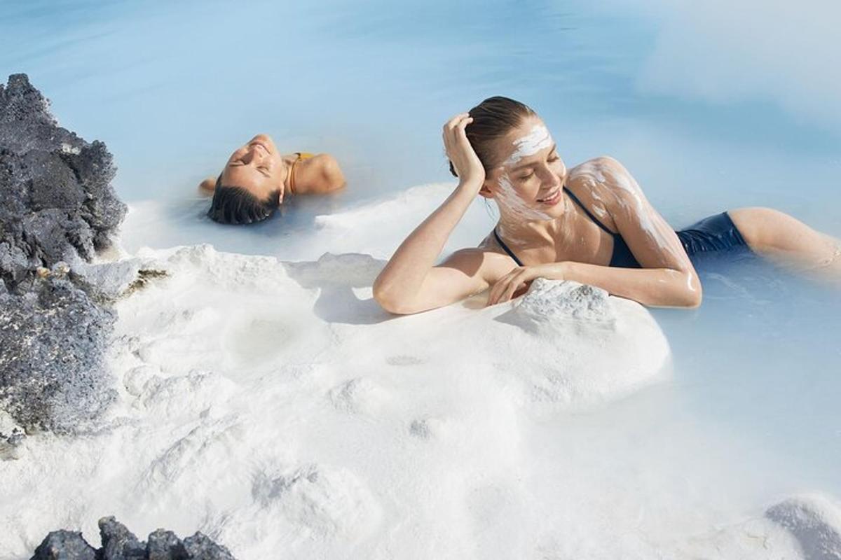 due persone sdraiate nell'acqua dell'oceano