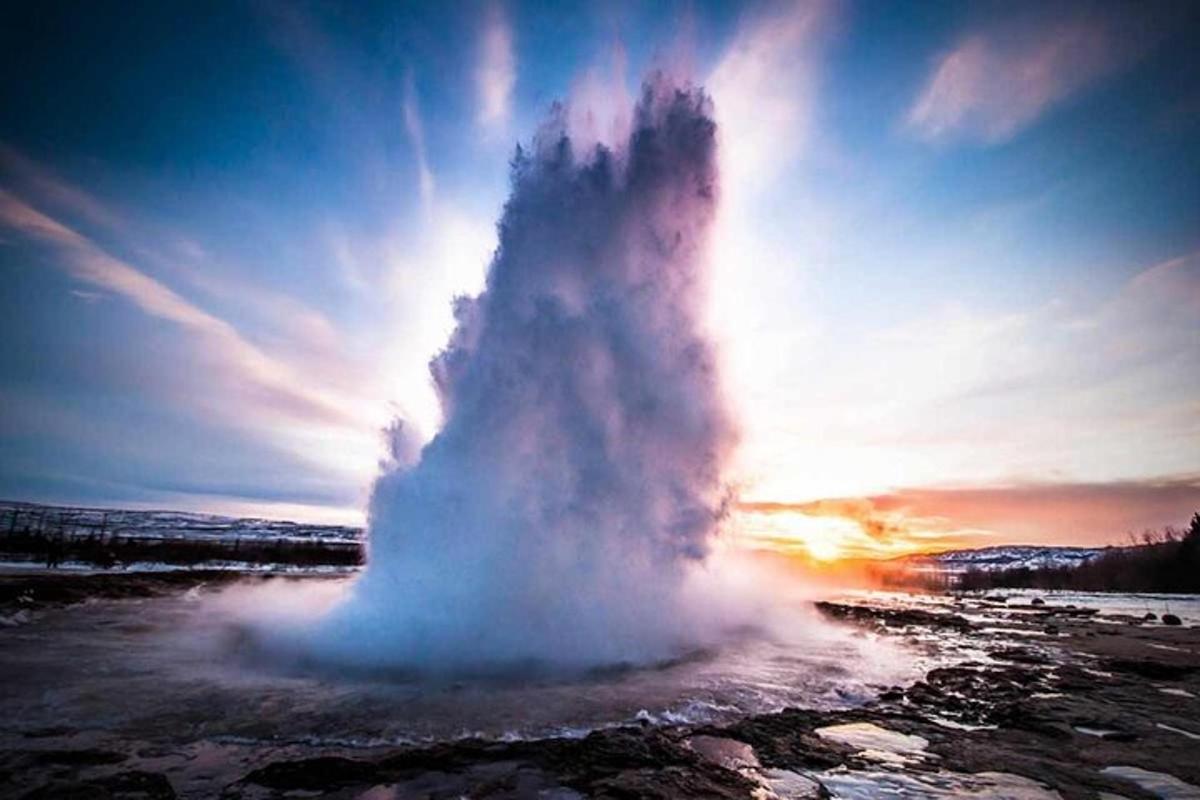 una geosfera di vapore in un campo al tramonto