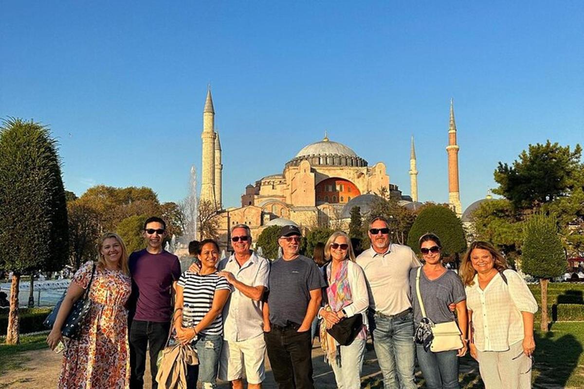 un gruppo di persone in piedi davanti a una moschea