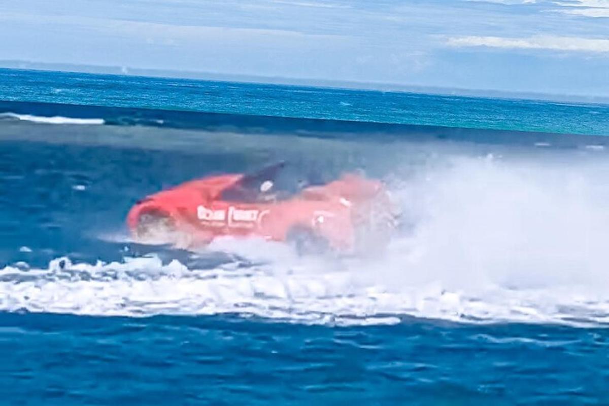 mobil merah di air laut