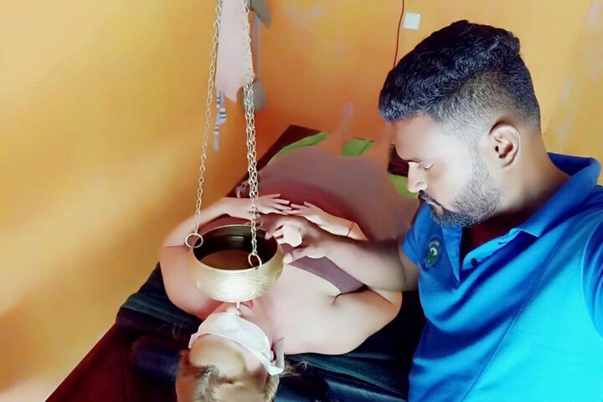 một người đàn ông đang cầm một bát thức ăn