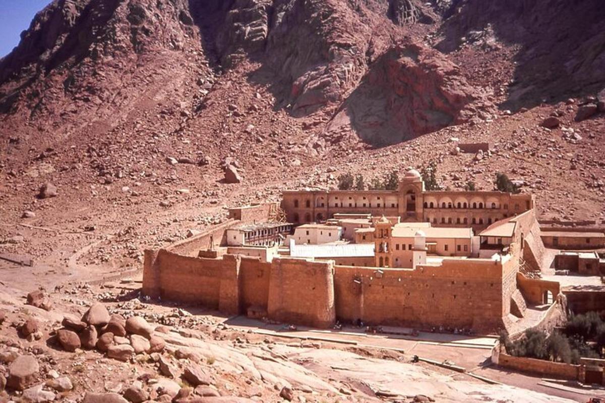 un pueblo en medio de una montaña