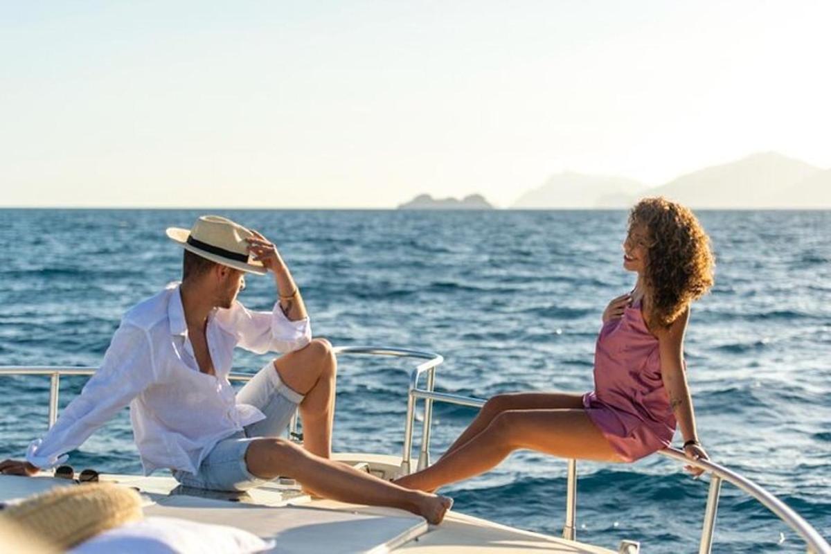 ein Mann und eine Frau sitzen auf einem Boot im Wasser