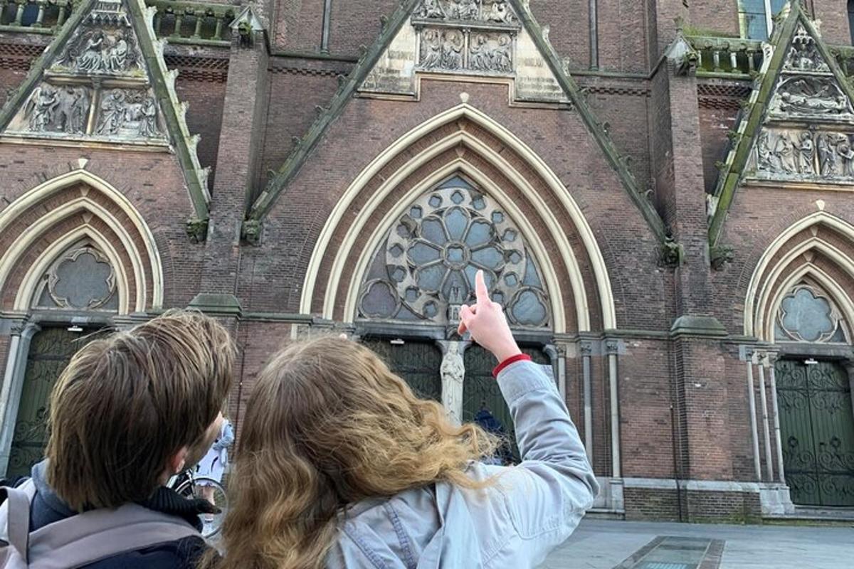 zwei Menschen stehen vor einer Kirche