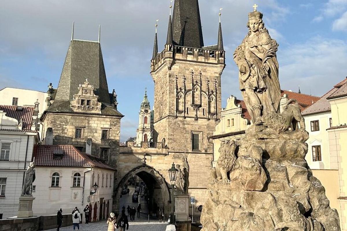 o statuie în fața unei clădiri cu turn