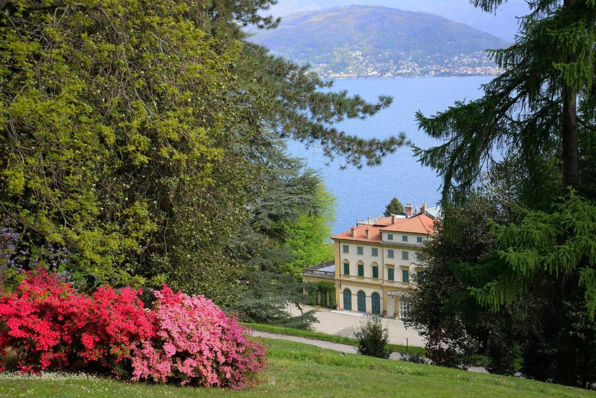 una casa su una collina vicino a uno specchio d'acqua
