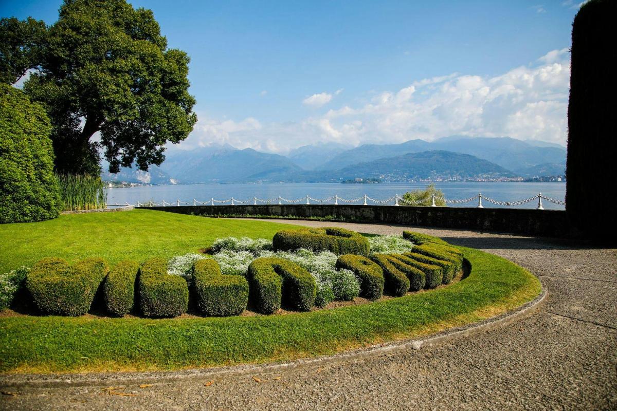 un giardino con cespugli e vista sull'acqua