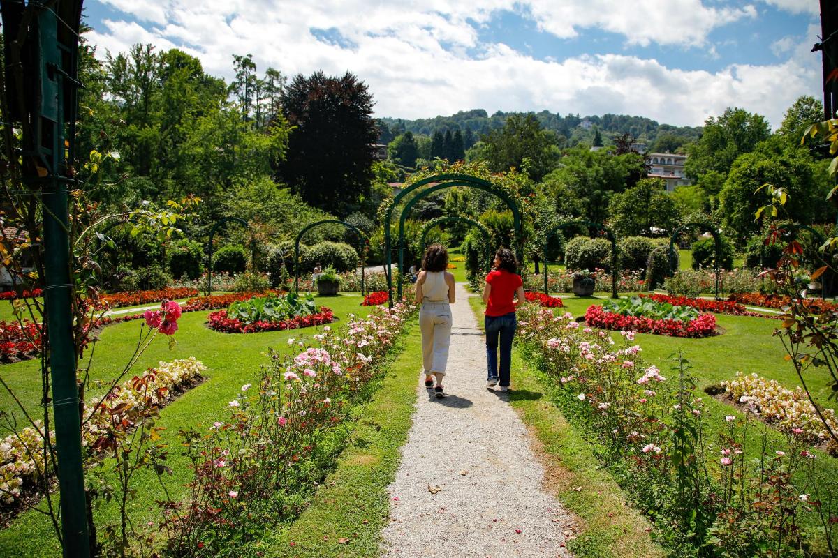 due donne che camminano in un giardino fiorito