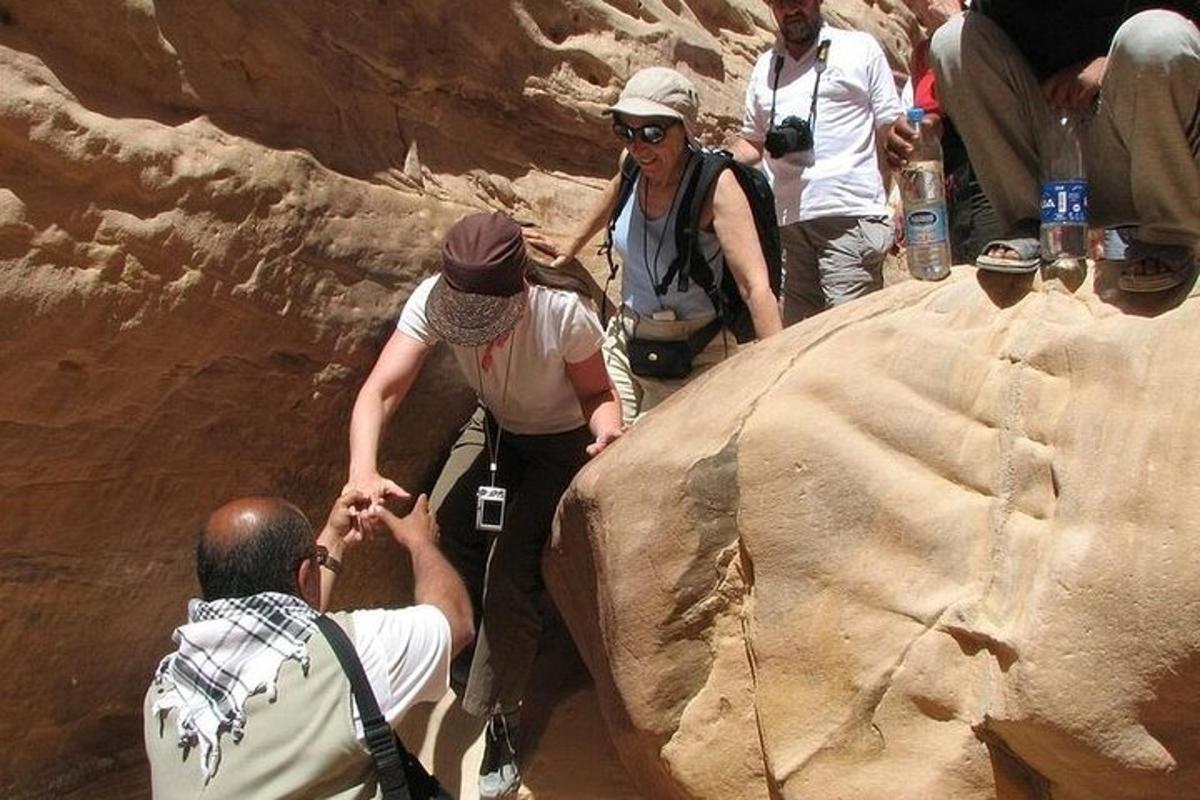 eine Gruppe von Menschen, die durch eine Schlucht wandern