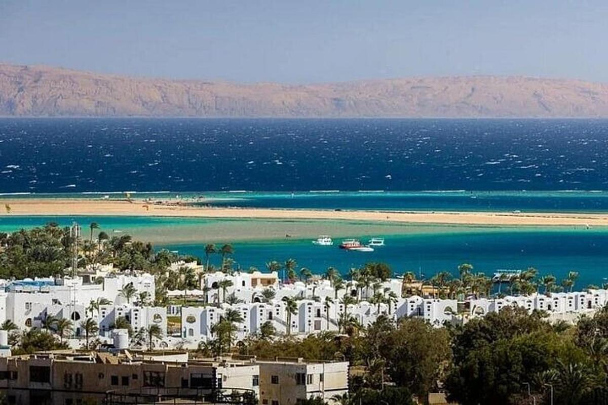 Blick auf einen Strand mit Gebäuden und das Meer