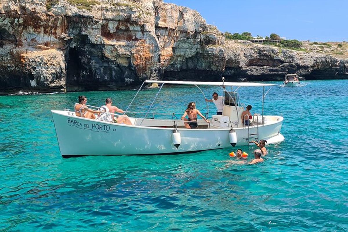 un gruppo di persone su una barca in acqua