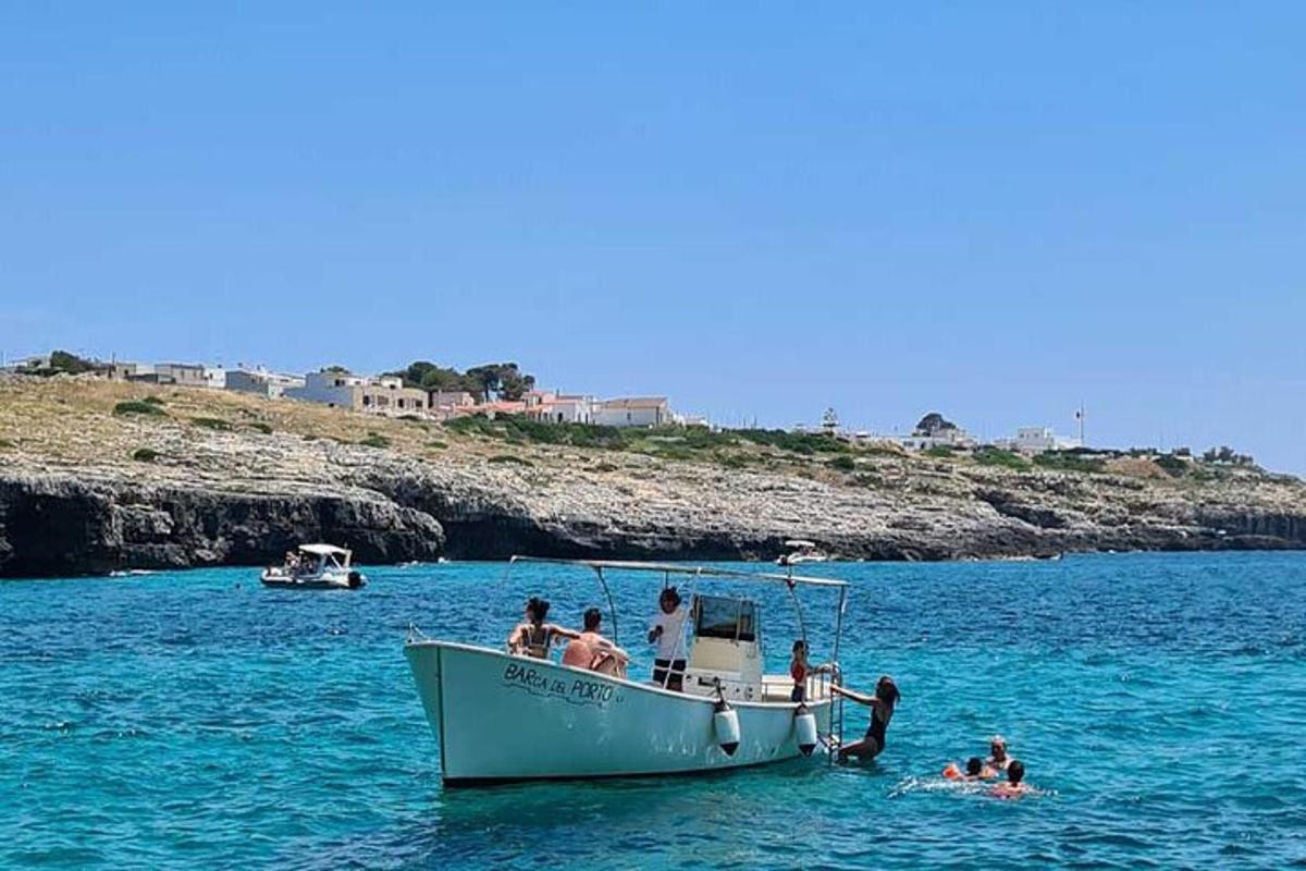 un gruppo di persone su una barca in acqua
