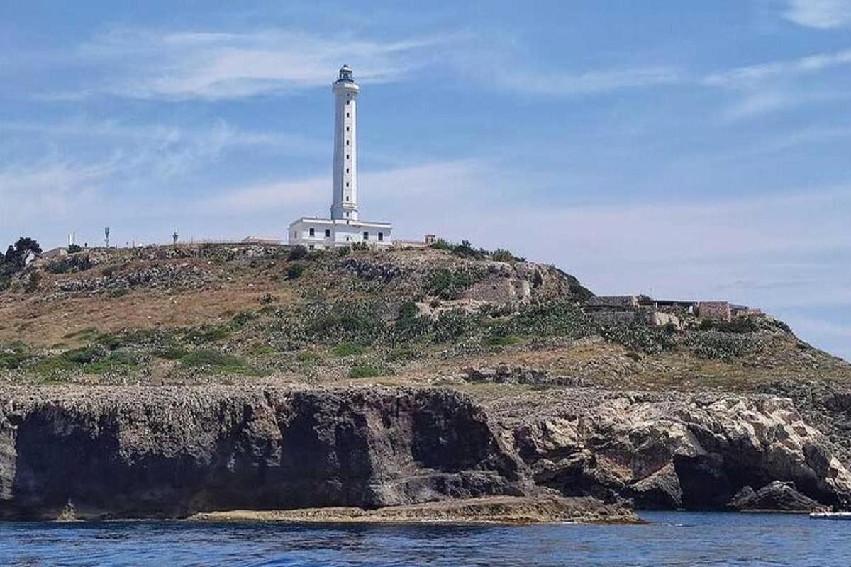 un faro in cima a un'isola nell'acqua