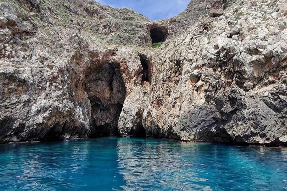 una grotta nel fianco di una scogliera rocciosa
