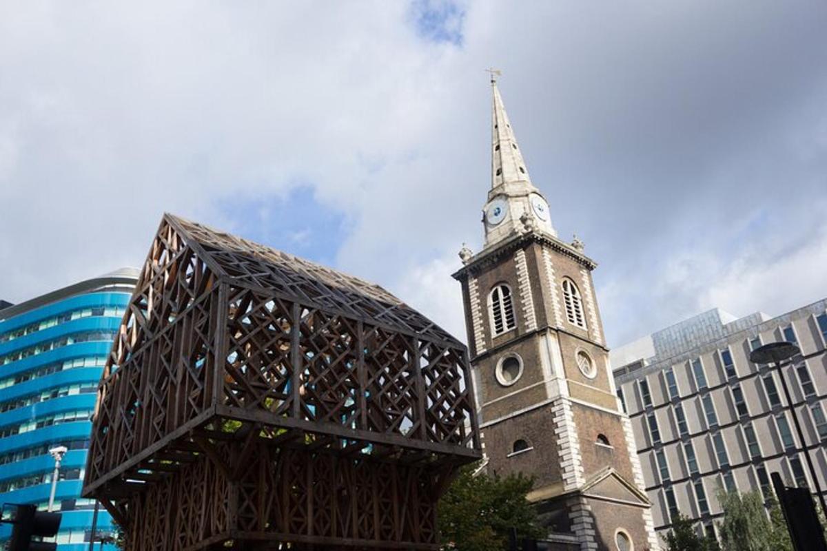 eine Kirche mit einem hohen Turm mit einer Uhr darauf