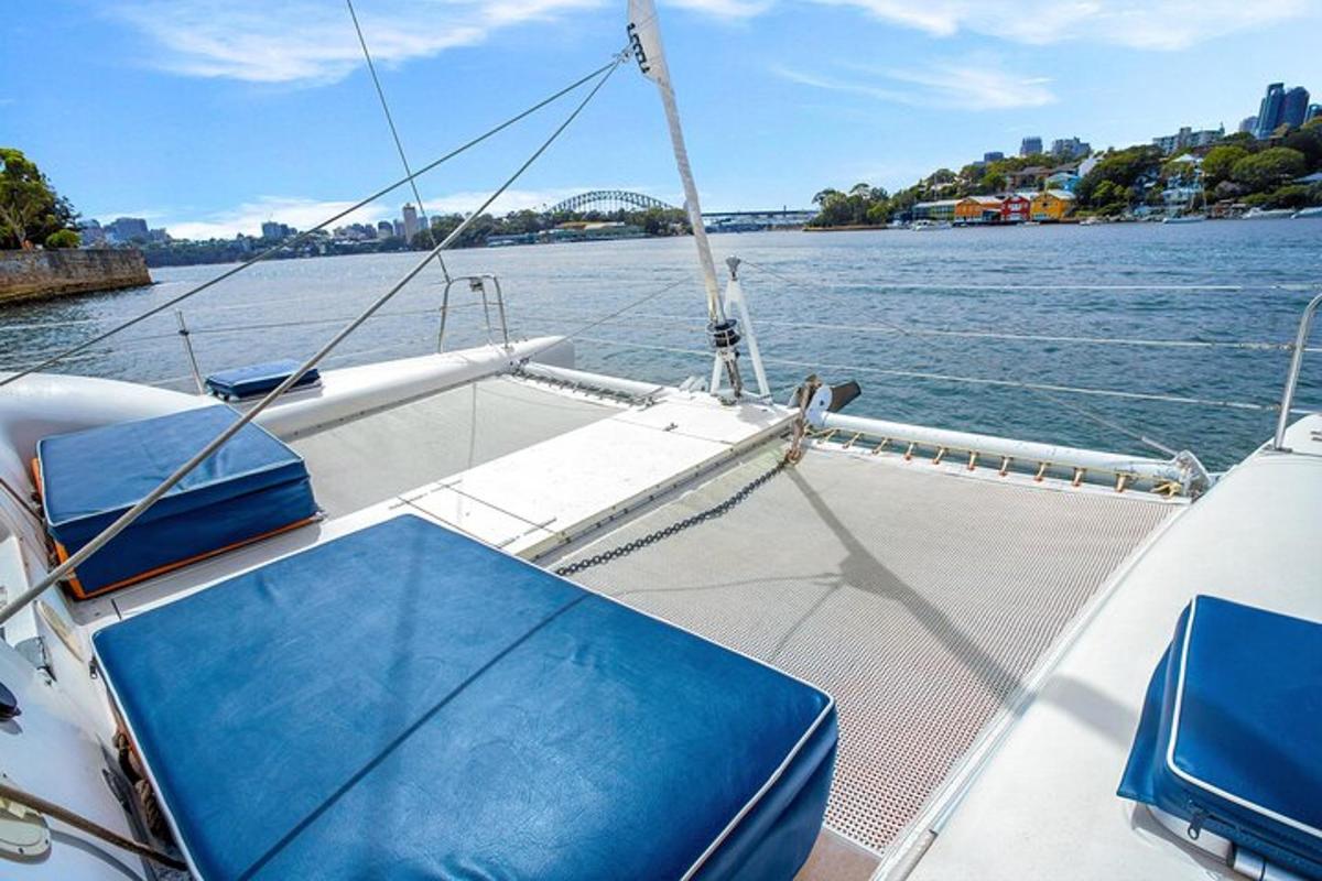 um barco com um banco azul na água