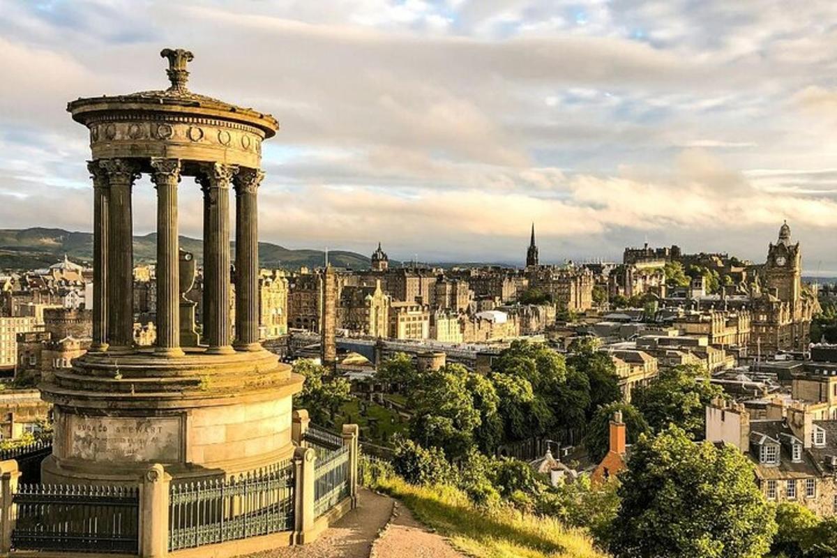 một góc nhìn của thành phố Edinburgh từ một tòa tháp