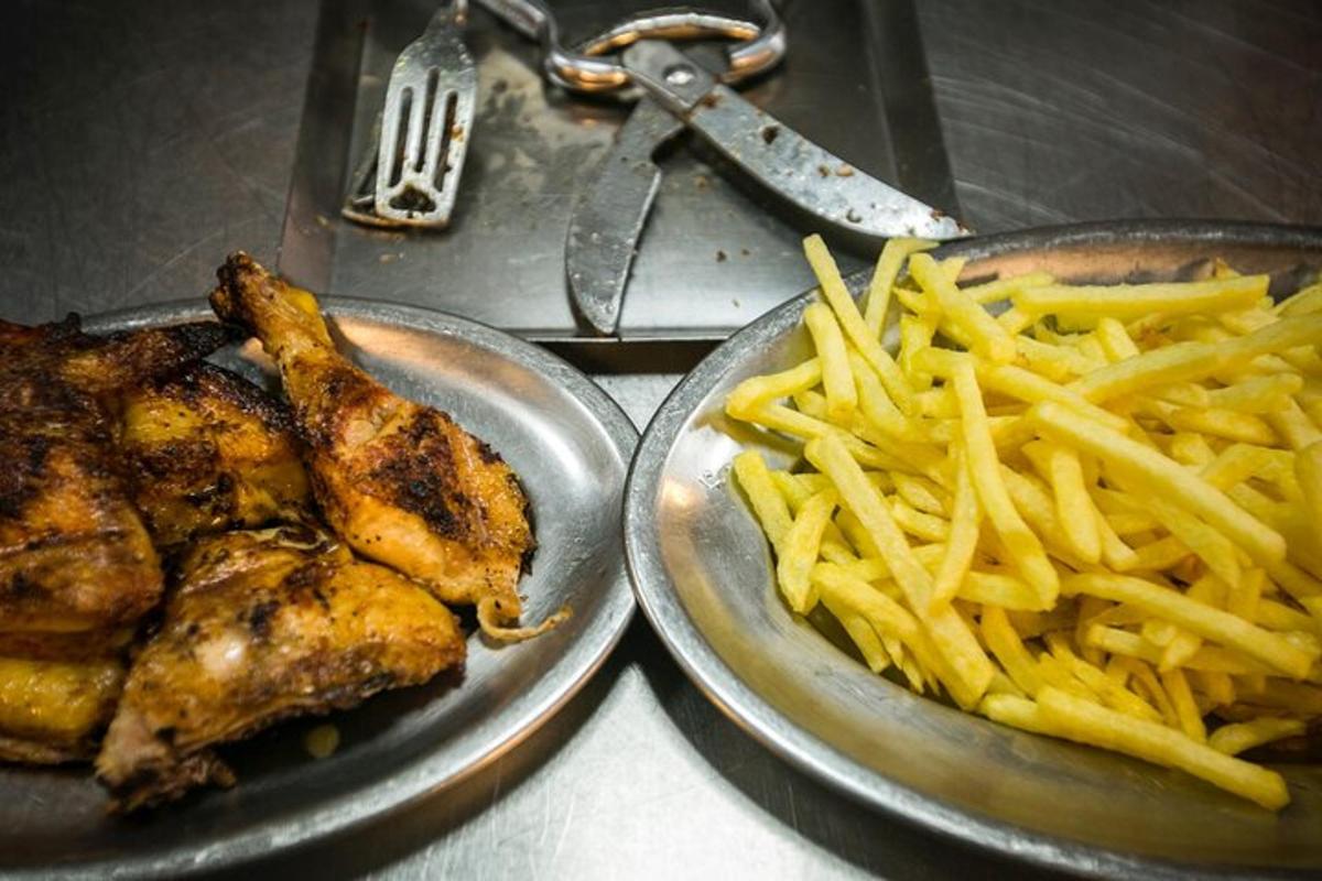 dois pratos de comida com batatas fritas em uma mesa