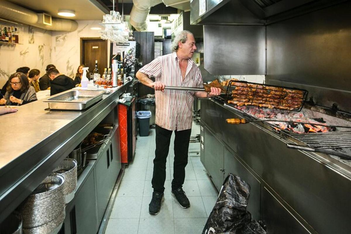 um homem em pé na cozinha preparando comida
