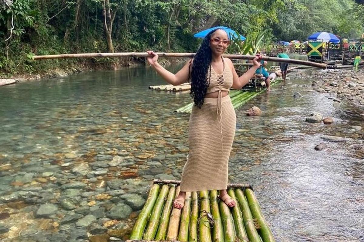 isang babaeng nakatayo sa isang balsang kawayan sa tubig