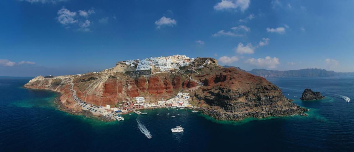 un'isola nell'oceano con barche in acqua