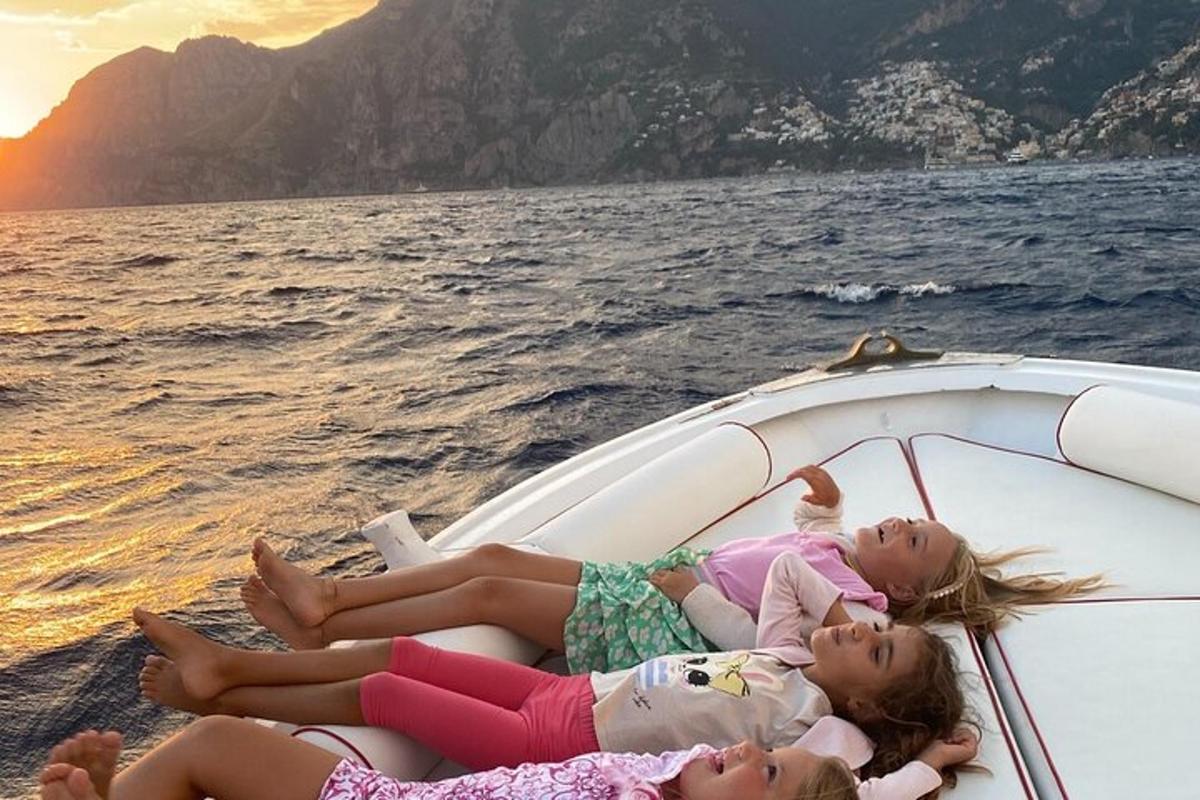 un gruppo di bambini sdraiati su una barca sull'acqua