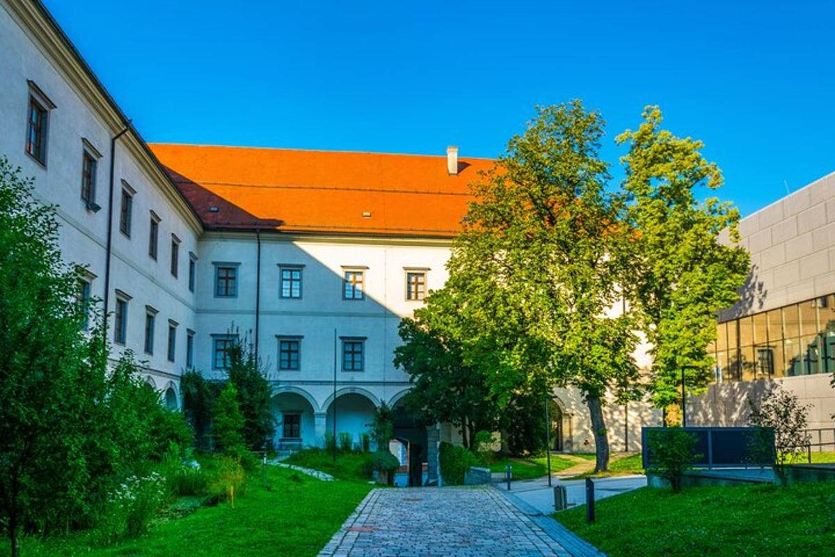 velká bílá budova s oranžovou střechou