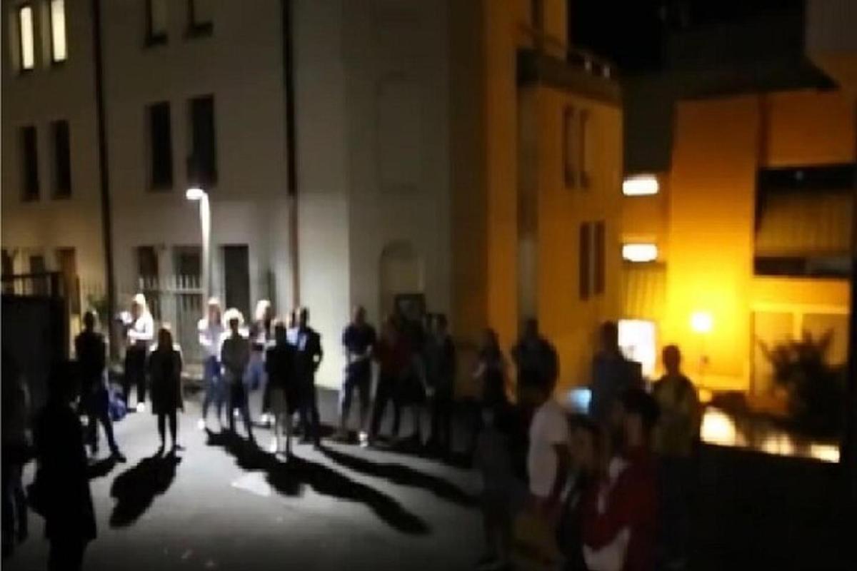 grupp inimesi, kes seisavad hoone ees
