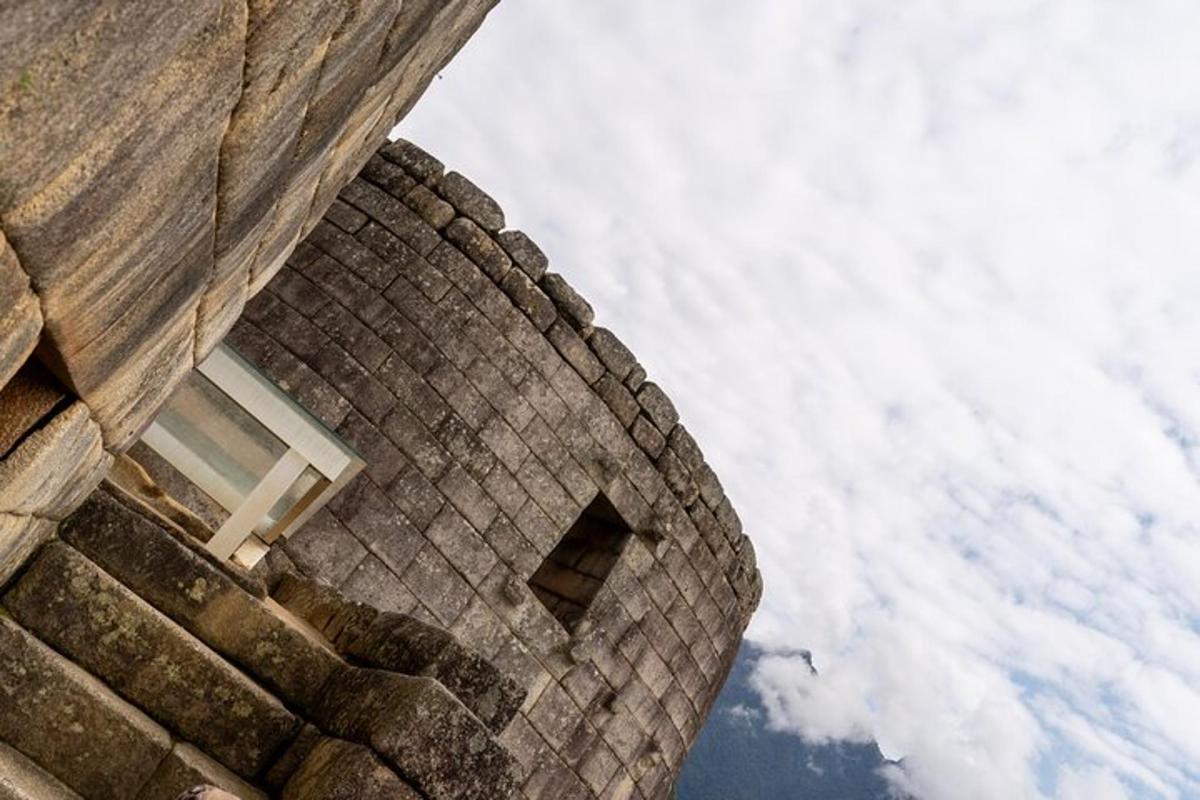 un edifici amb una finestra al costat