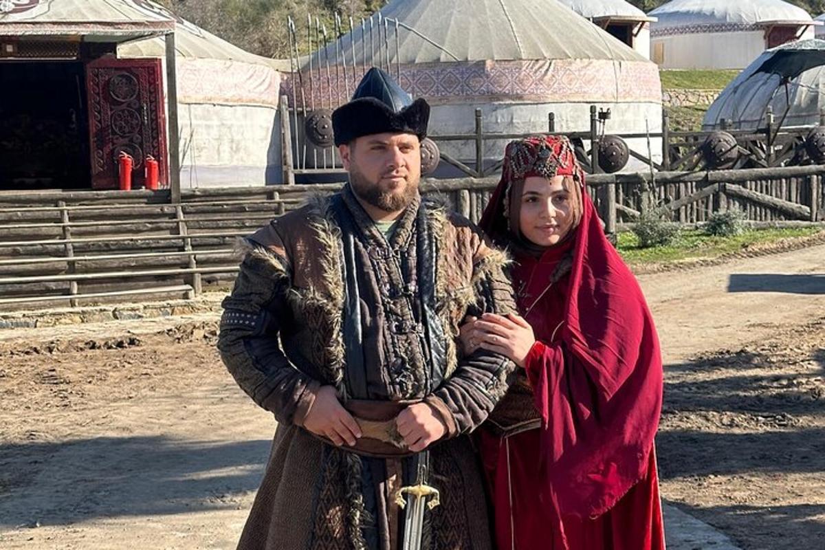 een man en een vrouw gekleed in historische kleding poseren voor een foto