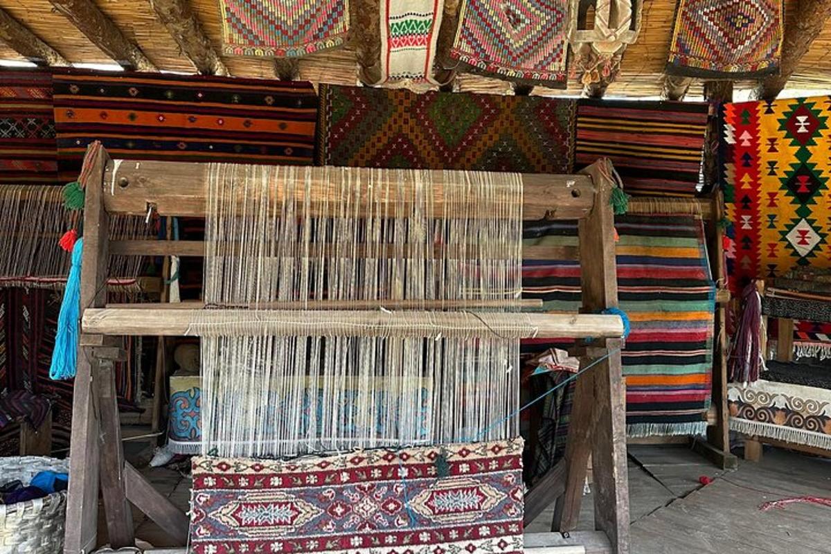 een winkel met een display van boho-artikelen op een markt