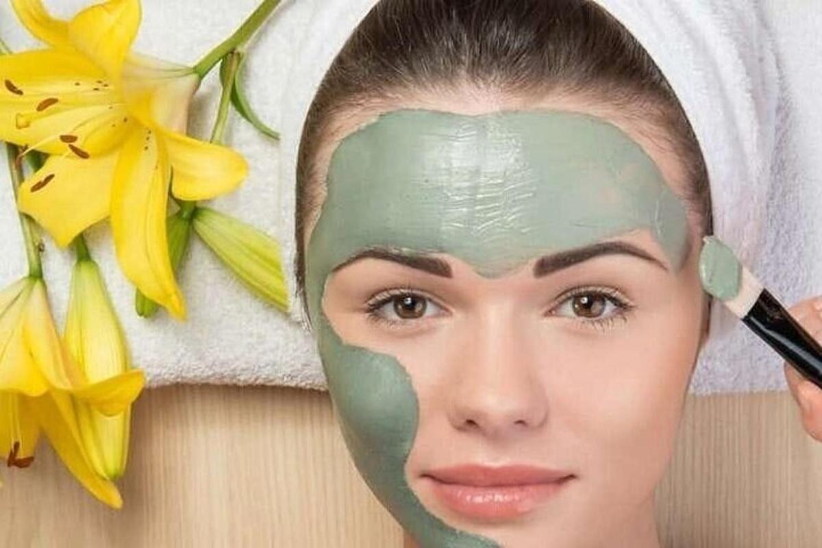isang babaeng naglalagay ng berdeng face mask sa kanyang mukha na may mga bulaklak