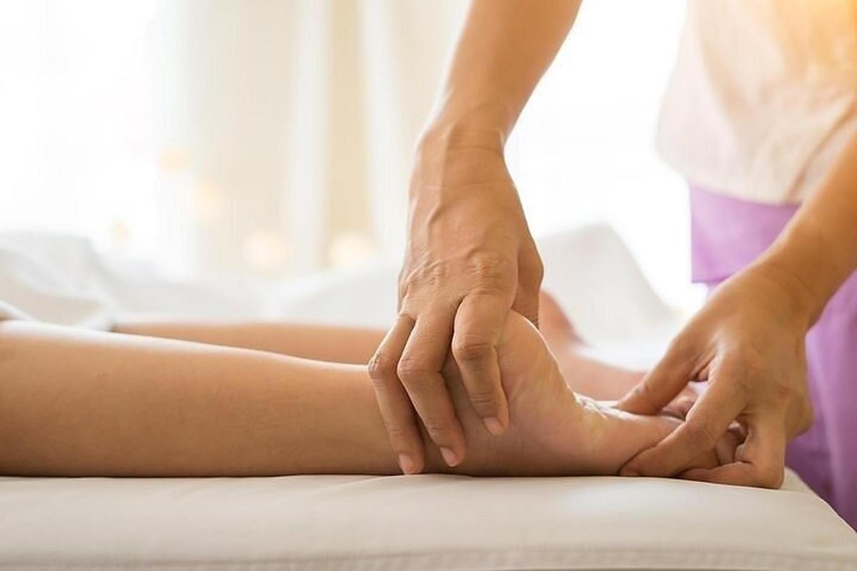 isang babaeng nagpapamasahe mula sa isang therapist